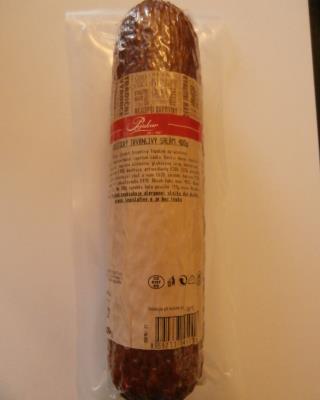 TURISTICKÝ TRVANLIVÝ SALÁM 400 g. Kategorie: Nebezpečné potraviny. Nevyhovující parametr: plísně okem viditelné. Na povrchu výrobku se vyskytovala plíseň. Výrobek neměl porušený obal. Při kontrole nebyly zjištěny nevyhovující teplotní podmínky skladování tohoto výrobku. Výrobek neměl prošlé datum použitelnosti. Distributor: MADE GROUP, a.s., Praha 1. Místo kontroly: AHOLD Czech Republic, a.s., Žďár nad Sázavou