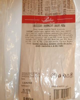 TURISTICKÝ TRVANLIVÝ SALÁM 400 g. Kategorie: Nebezpečné potraviny. Nevyhovující parametr: plísně okem viditelné. Na povrchu výrobku se vyskytovala plíseň. Výrobek neměl porušený obal. Při kontrole nebyly zjištěny nevyhovující teplotní podmínky skladování tohoto výrobku. Výrobek neměl prošlé datum použitelnosti. Distributor: MADE GROUP, a.s., Praha 1. Místo kontroly: AHOLD Czech Republic, a.s., Žďár nad Sázavou