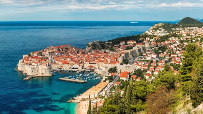Do Chorvatska klidně jen za sedm stovek. Přímé spojení na Jadran nabízejí Ryanair, RegioJet i polské dráhy