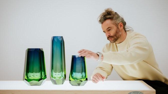 https://i.iinfo.cz/images/Kreativní ředitel sklárny Moser Jan Plecháč a jeho nová kolekce Aura