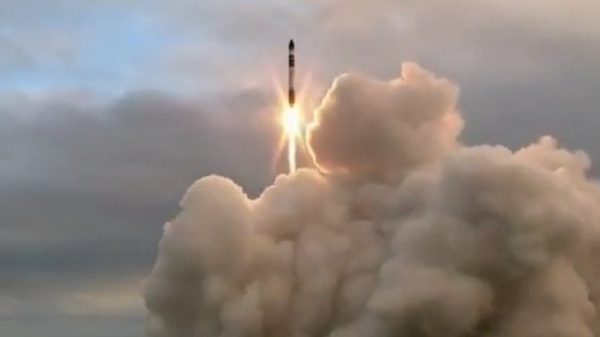 Samouk z Nového Zélandu, který postavil Rocket Lab, dnes soupeří s Muskem a Bezosem o místo na špici kosmického průmyslu