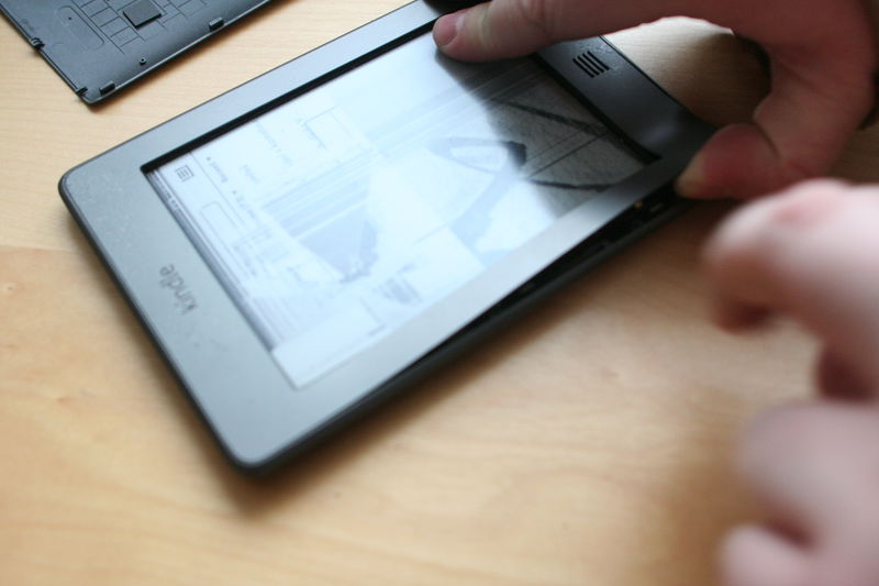 Musíte šroubovákem nebo jiným šikovným nástrojem objet celý obvod krytu a postupně jej oddělíte od těla.