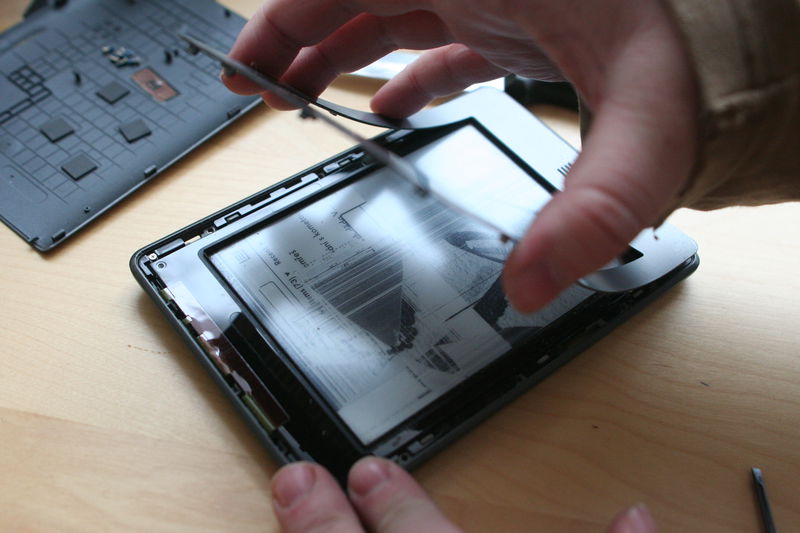 Pak už nic nebrání oddělení předního krytu.