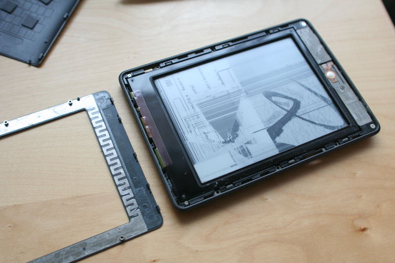 Takhle vypadá odkrytá přední část čtečky.