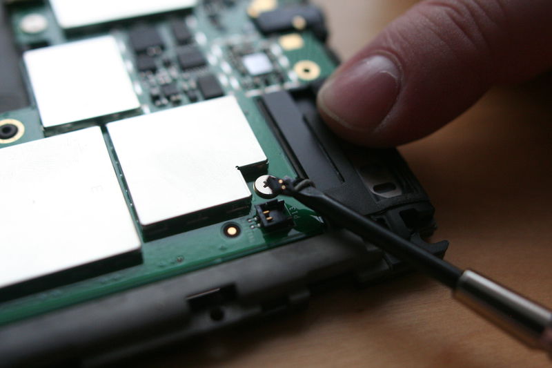 Ve spodní části čtečky jsou dva reproduktory. Odpojte jejich přívody prostým vytažením směrem vzhůru (od desky).