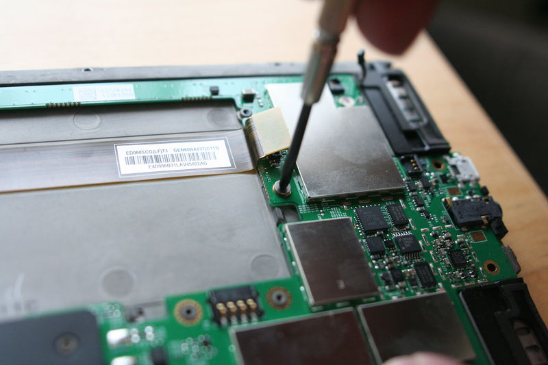 Nyní odstraňte zbývající šroubky, které drží základní desku. Je jich celkem sedm.