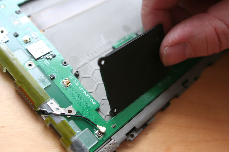 Záslepku můžete pohodlně zvednout, nic pod ní není.