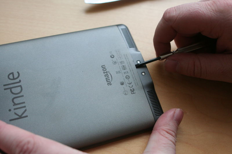 Začneme tenkým předmětem otevírat záda čtečky. Je potřeba ve spodní části u kryt zvednout a povolit plastové zámečky.