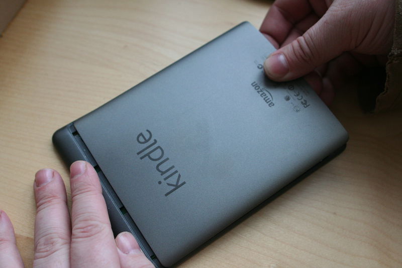 Pokud máme spodní hranu povolenou, stačí celým krytem posunout směrem dolů a on povolí a jde krásně sundat. Nebojte se, je hodně pružný, jde to krásně.