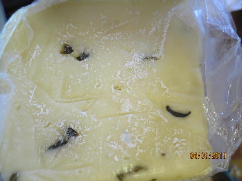 Nebezpečné potraviny - prodejna JIP východočeská, Sezemice. Sýr Excelent gold s olivami. Na povrchu potraviny se nacházela plíseň viditelná pouhým okem. Vzorek byl odebrán z načatého balení. Při kontrole nebyly zjištěny nevyhovující teploty skladování tohoto výrobku. Potravina neměla prošlé datum minimální trvanlivosti.