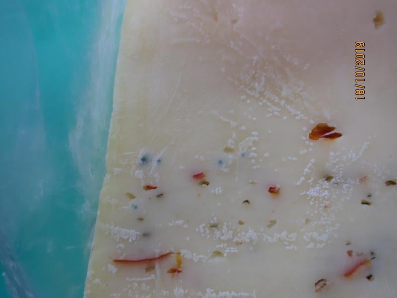 Nebezpečné potraviny - prodejna JIP východočeská, Sezemice. Sýr Excelent gold s olivami. Na povrchu potraviny se nacházela plíseň viditelná pouhým okem.Výrobek měl prošlé datum minimální trvanlivosti.