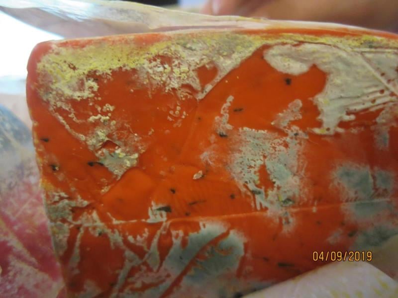 Nebezpečné potraviny - prodejna JIP východočeská, Sezemice. Sýr Excelent gold s olivami. Na povrchu potraviny se nacházela plíseň viditelná pouhým okem. Vzorek byl odebrán z načatého balení. Při kontrole nebyly zjištěny nevyhovující teploty skladování tohoto výrobku. Potravina neměla prošlé datum minimální trvanlivosti.