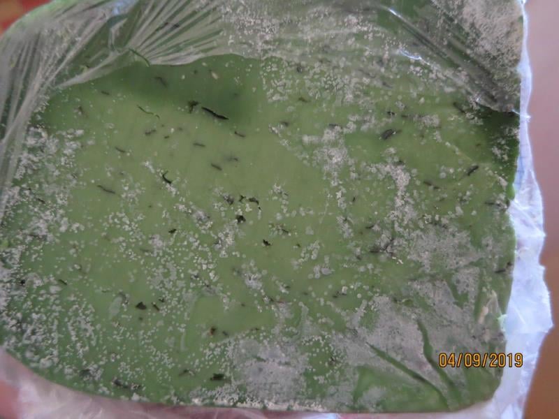 Nebezpečné potraviny - prodejna JIP východočeská, Sezemice. Sýr Excelent gold s olivami. Na povrchu potraviny se nacházela plíseň viditelná pouhým okem. Vzorek byl odebrán z načatého balení. Při kontrole nebyly zjištěny nevyhovující teploty skladování tohoto výrobku. Potravina neměla prošlé datum minimální trvanlivosti.