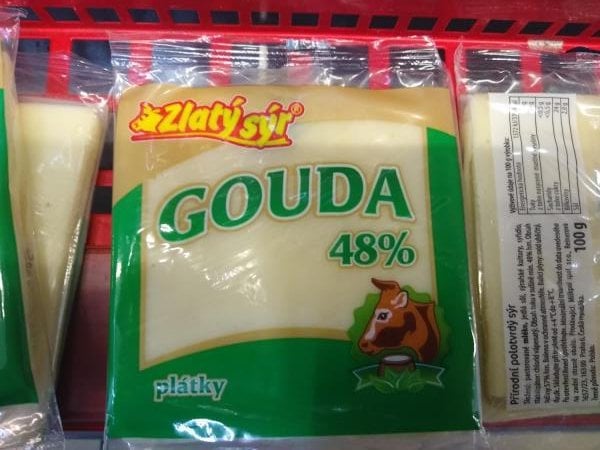 Nebezpečné potraviny - prodejna  AVI, Luže. Zlatý sýr GOUDA 48% plátky. Na povrchu sýru se vyskytovala plíseň zelené barvy. Při kontrole nebyly zjištěny nevyhovující teploty skladování tohoto výrobku, výrobek neměl prošlé datum minimální trvanlivosti.