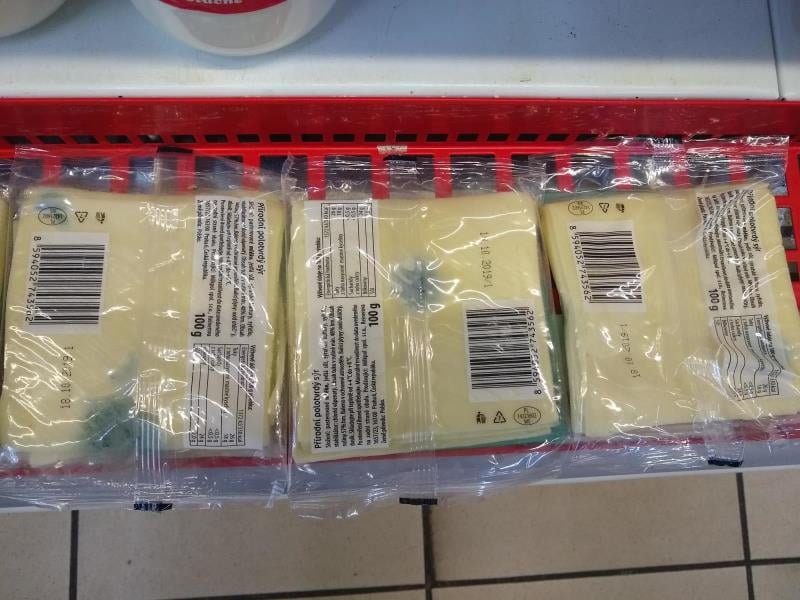Nebezpečné potraviny - prodejna  AVI, Luže. Zlatý sýr GOUDA 48% plátky. Na povrchu sýru se vyskytovala plíseň zelené barvy. Při kontrole nebyly zjištěny nevyhovující teploty skladování tohoto výrobku, výrobek neměl prošlé datum minimální trvanlivosti.