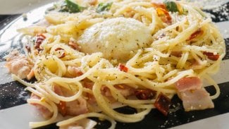 Náhledový obrázek - Špagety carbonara recept: správně do nich patří guanciale. Dietnější verzi připravíte se šunkou