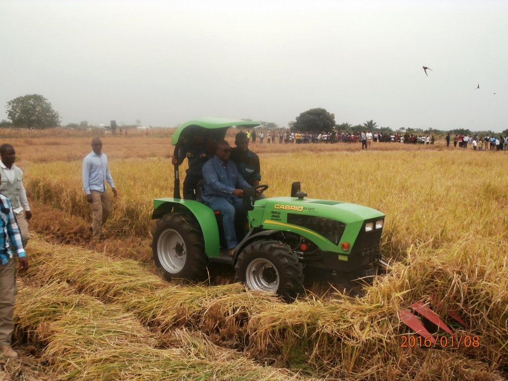 2014-03-c48deskc3bd-malotraktor-na-rc3bdc5beovc3a9m-poli-v-ghanc