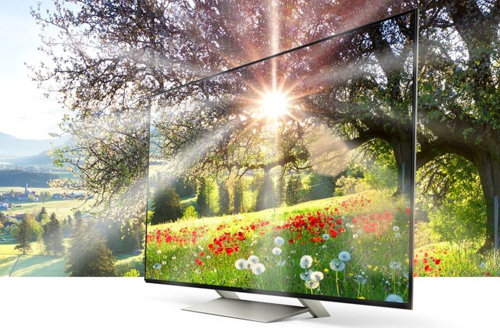 Sony KD-55XE9305 se zadní stranou dovolující umístění i do prostoru.