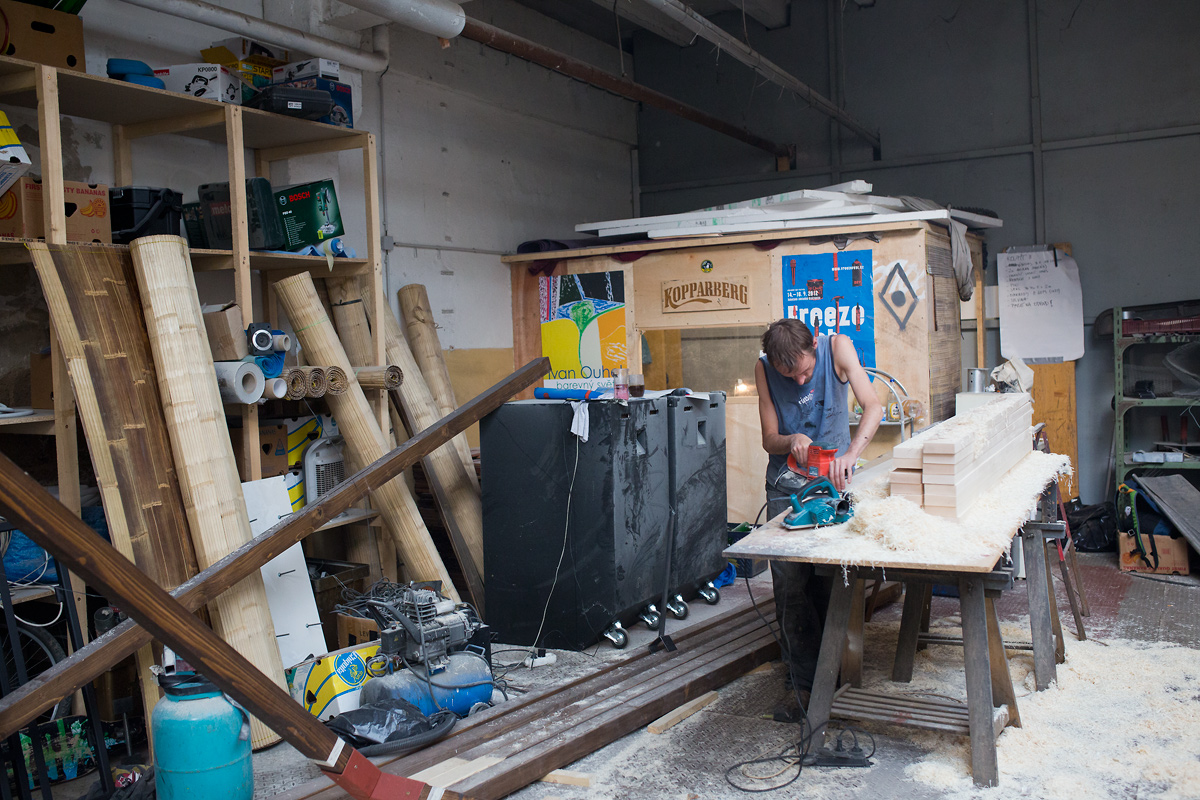 V branických ledárnách vznikají unikátní bambusové konstrukce