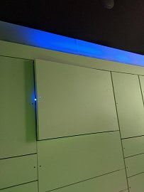 Světelná signalizace vedoucí k výdejnímu boxu.