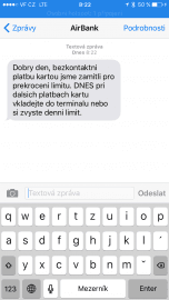 Air Bank při překročení limitu pro platbu bezkontaktní kartou pošle SMS.