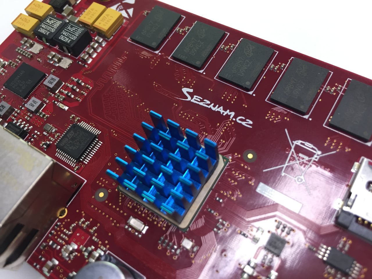 Serverová deska s čipem ARM.