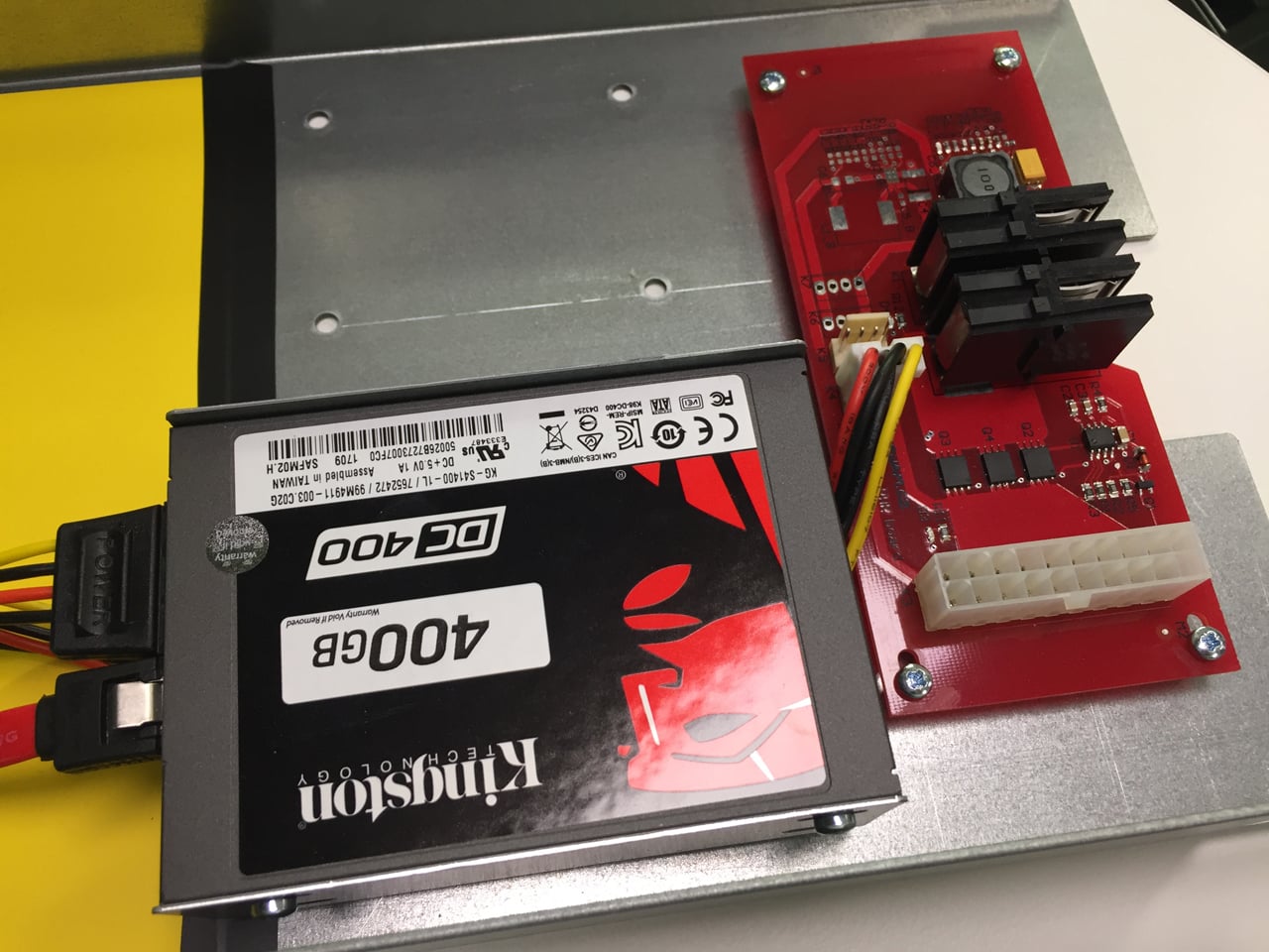 Napájecí kontektor a pevný SSD disk.