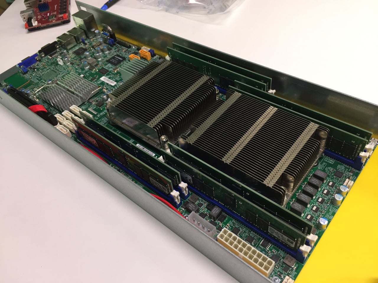 Projekt Montovna postavený na komoditním hardwaru a čipech Intel Xeon.