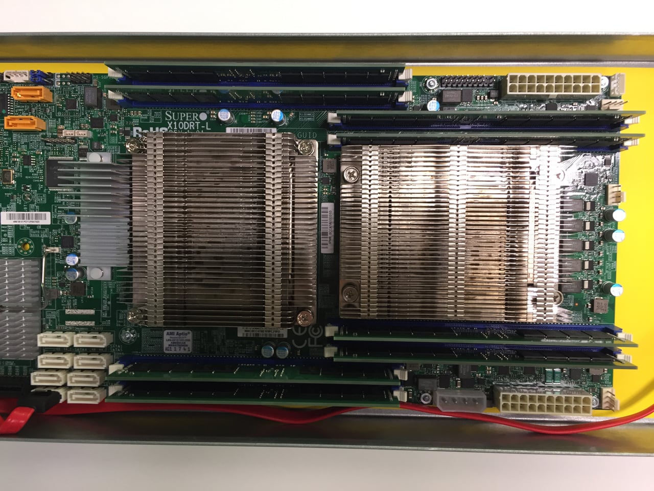 Projekt Montovna postavený na komoditním hardwaru a čipech Intel Xeon.