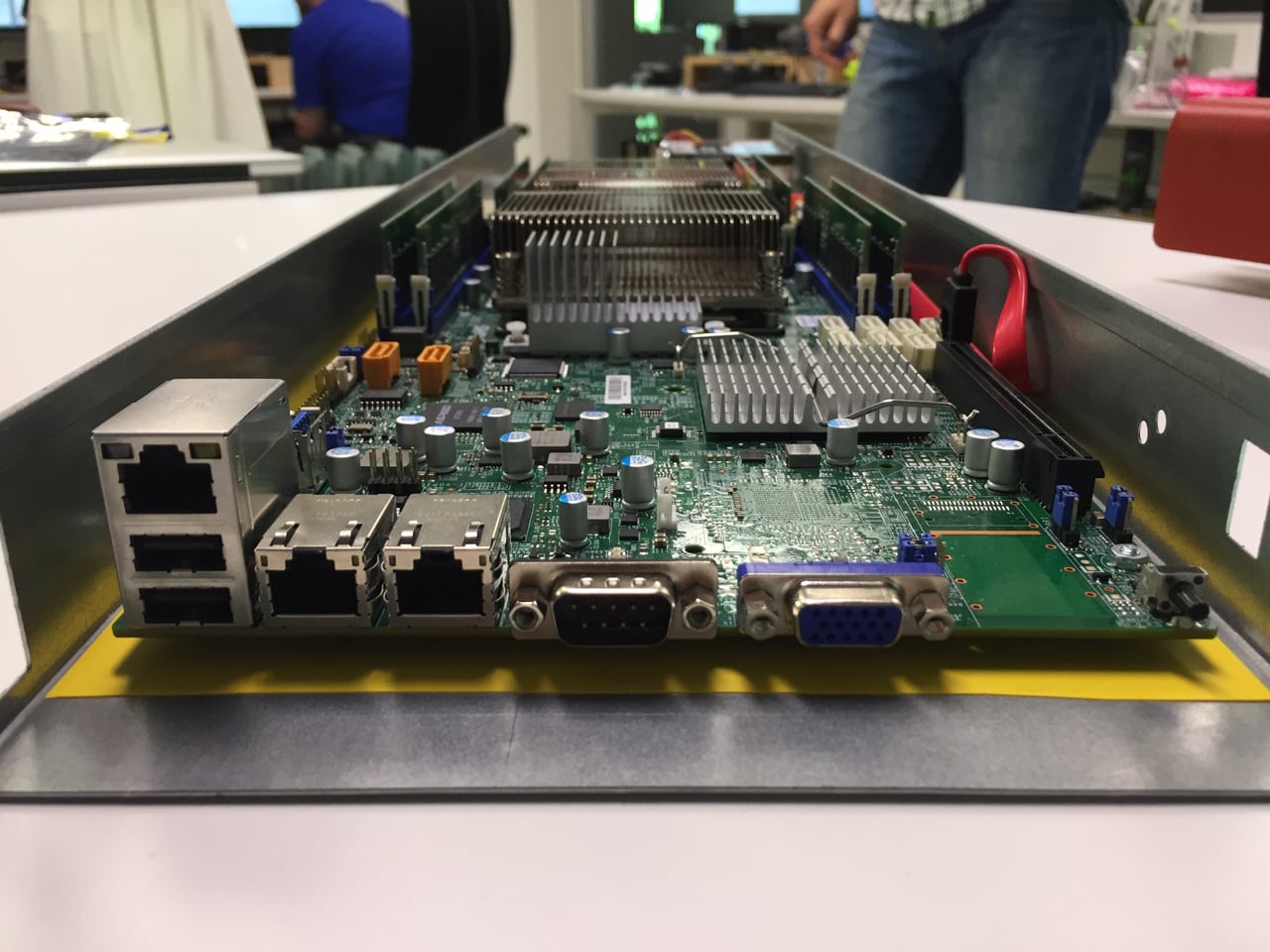 Projekt Montovna postavený na komoditním hardwaru a čipech Intel Xeon.