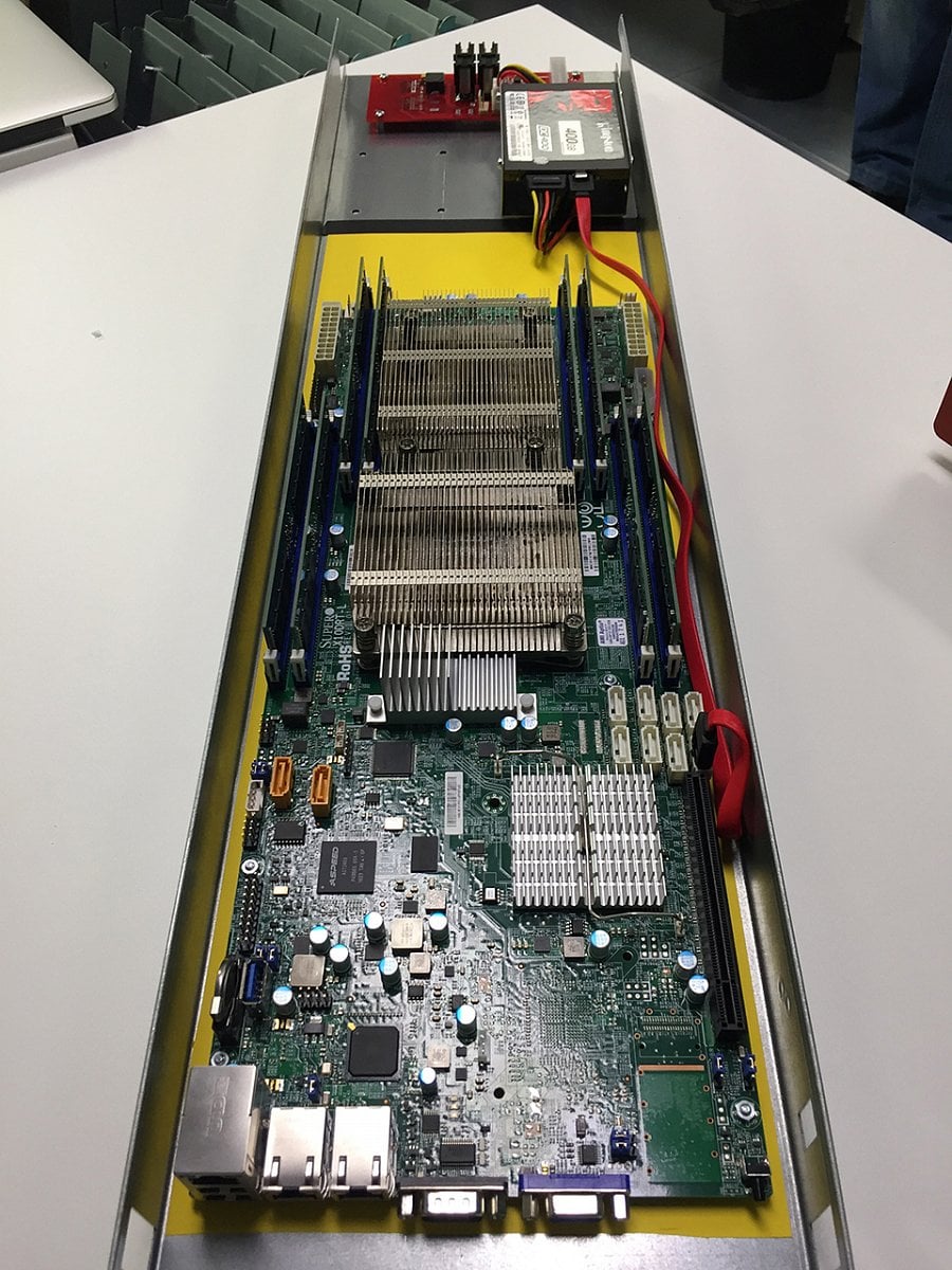 Projekt Montovna postavený na komoditním hardwaru a čipech Intel Xeon.