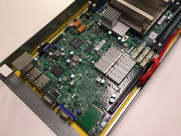 Projekt Montovna postavený na komoditním hardwaru a čipech Intel Xeon.