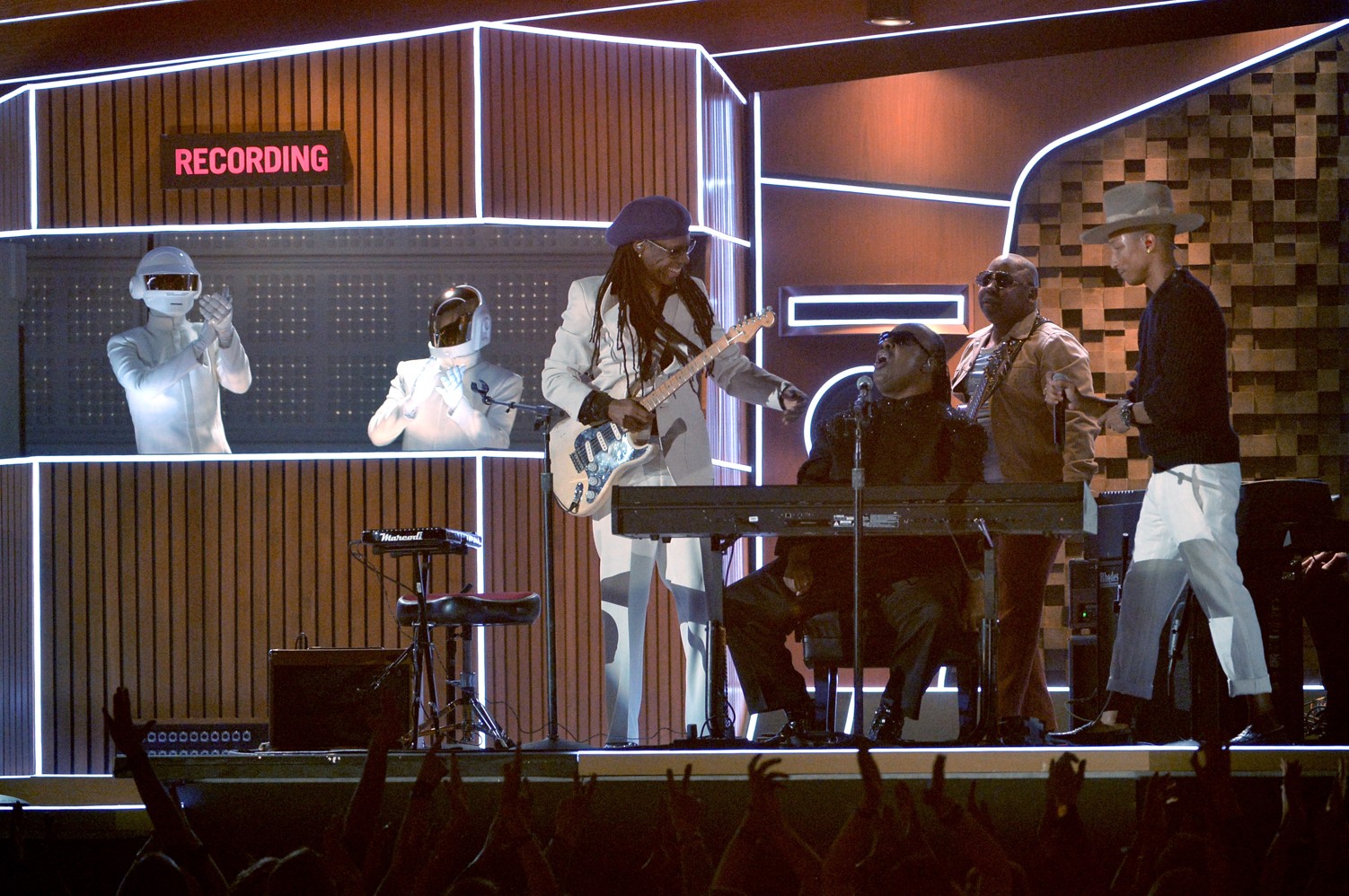 Skupina Daft Punk a jejich show na slavnostním ceremoniálu Grammy 2014