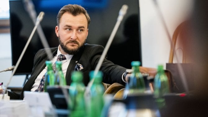 Kvůli kontrole ČT a ČRo vznikl další zákon. Poslanci ho chtě