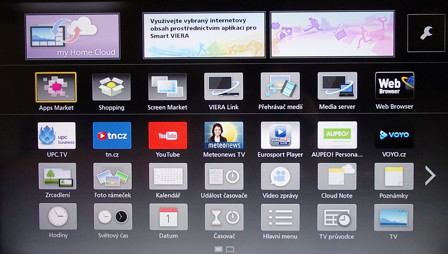 Obrazovka věnující se především chytrým funkcím je opět přehledná, stáhnout si můžete i nové widgety nebo třeba zamířit na domácí DLNA server.