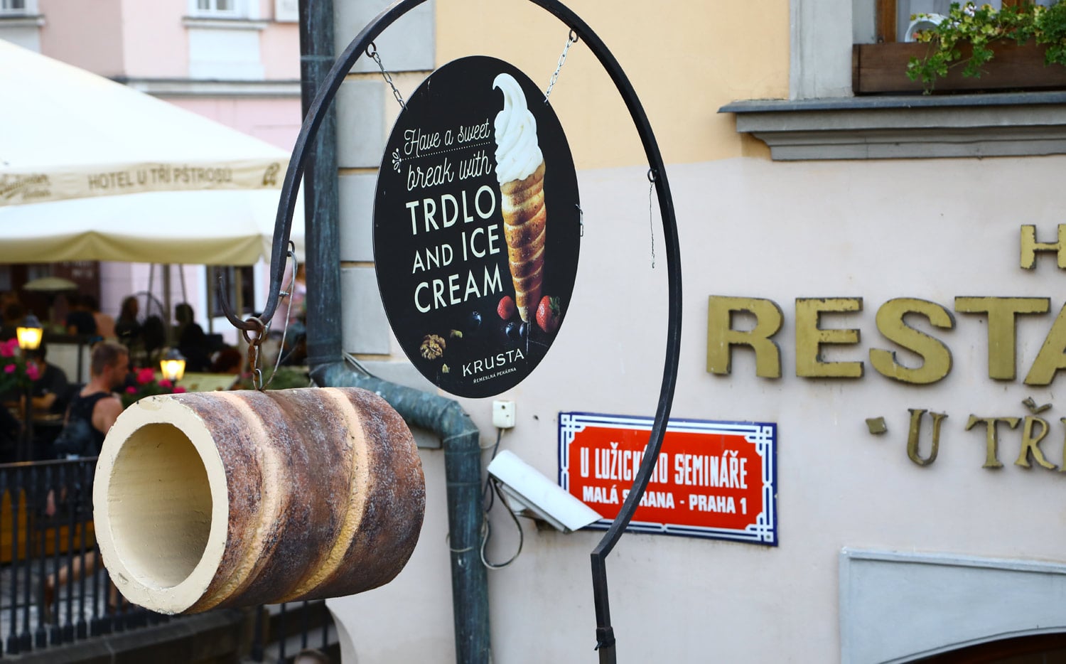 Podnikání v okolí Karlova mostu