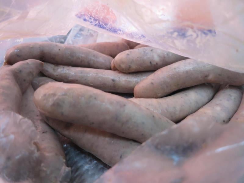 57 nálezů v kategorii nebezpečných potravin. Prodejna THI HUE HOANG Brodek u Konice, grilovací klobása. Výrobek měl oslizlý a lepkavý povrch a silně zapáchal po kažení. Na obale výrobku byla uvedena informace: "Po rozbalení spotřebujte do 24 hodin". Kontrolovaná osoba nebyla schopna doložit, kdy byl výrobek rozbalen. Na provozovně byl uložen zákaz užívání prostor pro prodej nebalených potravin.