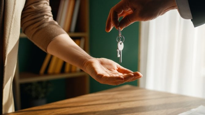 Konec makléřů v Čechách? Bezrealitky ruší vysoké provize, staví vlastní specialisty a slibuje levnější prodej nemovitosti