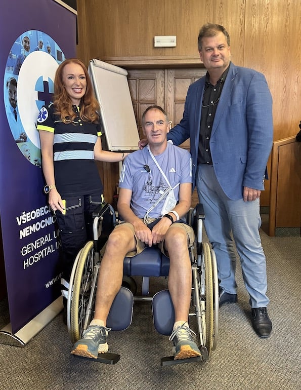 Irskému běžci zachránila život spolupráce záchranářů a lékařů z VFN. Na fotografii je spolu s profesorem Bělohlávkem a doktorkou Veselou.