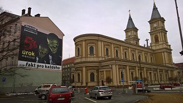 Reklama na zastavárnu na církevní budově. (02/2017)