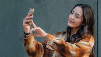 Žena natáčí na mobilní telefon