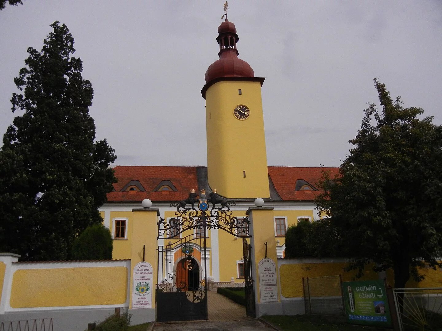 Zámek s věží a žlutou fasádou