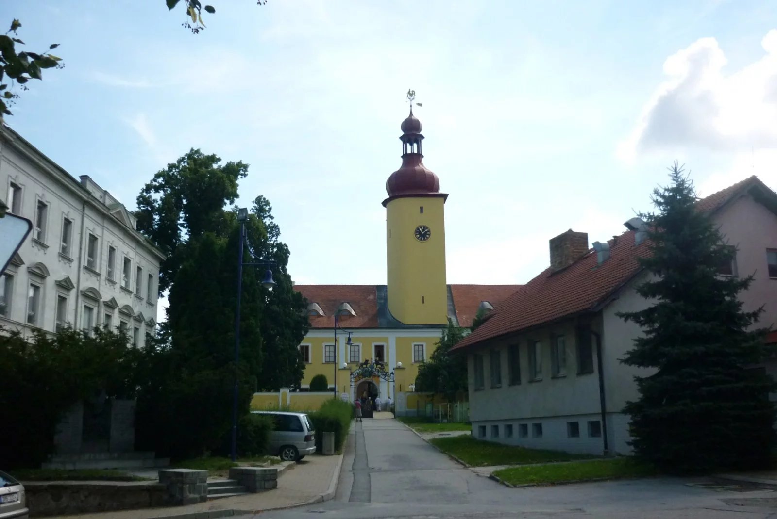 Zámecká věž na pozadí městské zástavby