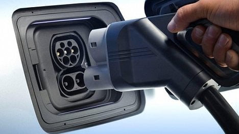 Náhledový obrázek - Nedostatek akumulátorů brzdí rozvoj elektromobilů. Je prý potřeba 40 nových továren