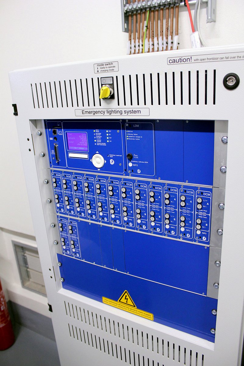 Místnost s bezpečnostními systémy. Tahle bedna se stará o provoz nouzových světel. Ta svítí neustále – LED světla se totiž nevyplatí vypínat.