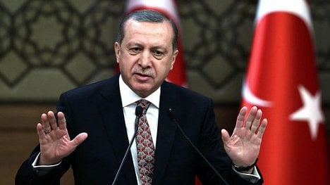 Náhledový obrázek - Erdogan zavírá vojenské školy, armáda podléhá ministerstvu obrany