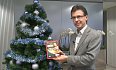 Václav Bálek (mluvčí) představuje dárek zaměstnancům - DVD s rybářem Jakubem Vágnerem