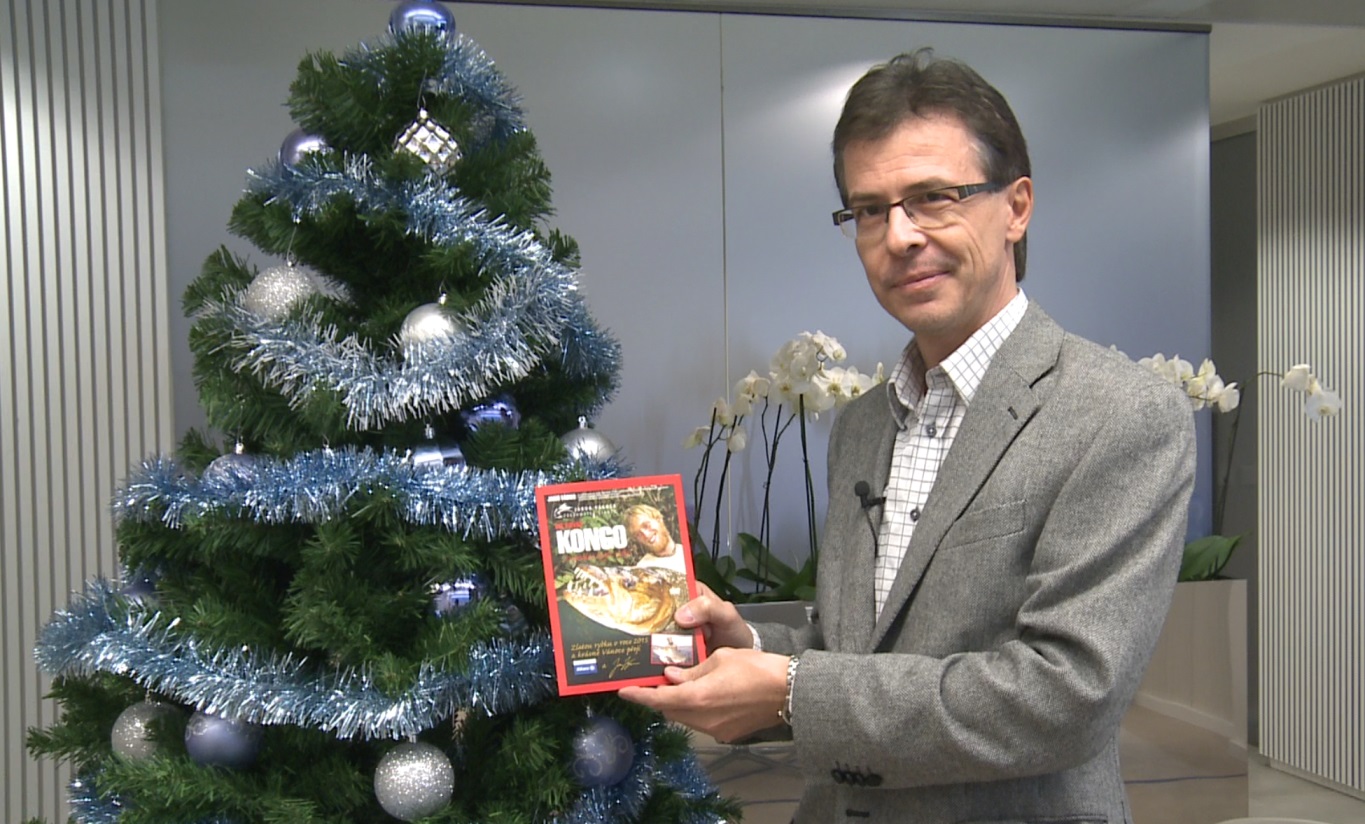 Václav Bálek (mluvčí) představuje dárek zaměstnancům - DVD s rybářem Jakubem Vágnerem