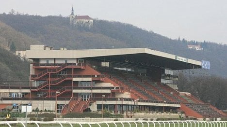 Náhledový obrázek - Renovace hlavní budovy i stavba stájí. Vítek investuje do závodiště v Chuchli stovky milionů