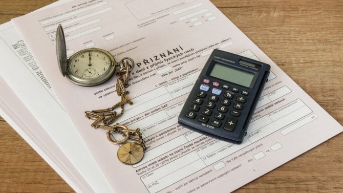 Daňové přiznání z příjmů fyzických osob na stole